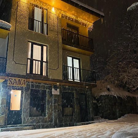 Sana Guest House Mestia Extérieur photo